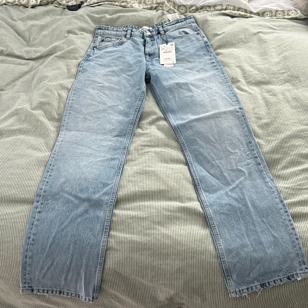 Zara medium wash size 6 straight leg jeans with button fly enclosure